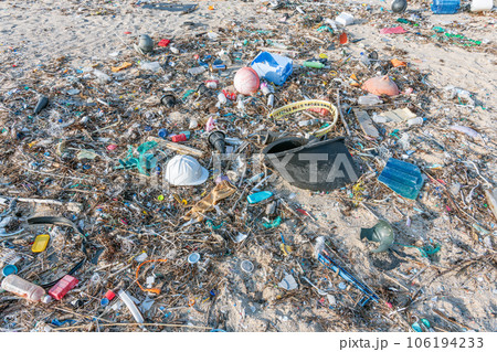 打ち寄せる海洋ゴミ　細かく砕かれマイクロプラスチック化するプラスチック（環境汚染イメージ） 106194233