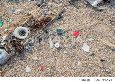 打ち寄せる海洋ゴミ　細かく砕かれマイクロプラスチック化するプラスチック（環境汚染イメージ） 106194234