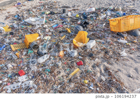打ち寄せる海洋ゴミ 細かく砕かれマイクロプラスチック化するプラスチック(環境汚染イメージ) 打ち寄せる海洋ゴミ 細かく砕かれマイクロプラスチック化するプラスチック(環境汚染イメージ) 106194237
