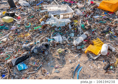 打ち寄せる海洋ゴミ　細かく砕かれマイクロプラスチック化するプラスチック（環境汚染イメージ） 106194238