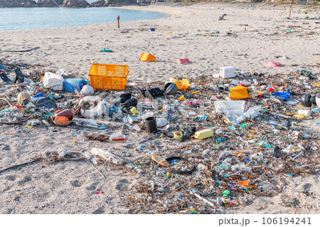 打ち寄せる海洋ゴミ　細かく砕かれマイクロプラスチック化するプラスチック（環境汚染イメージ） 106194241