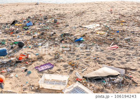 打ち寄せる海洋ゴミ　細かく砕かれマイクロプラスチック化するプラスチック（環境汚染イメージ） 106194243