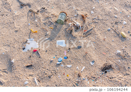 打ち寄せる海洋ゴミ　細かく砕かれマイクロプラスチック化するプラスチック（環境汚染イメージ） 106194244