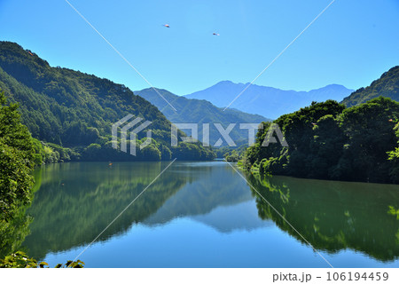 《長野県》木曽郡木曽町の木曽ダム湖から見る木曽山脈 《長野県》木曽郡木曽町の木曽ダム湖から見る木曽山脈 106194459