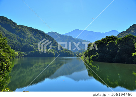 《長野県》木曽郡木曽町の木曽ダム湖から見る木曽山脈 《長野県》木曽郡木曽町の木曽ダム湖から見る木曽山脈 106194460