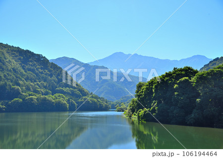 《長野県》木曽郡木曽町の木曽ダム湖から見る木曽山脈 106194464