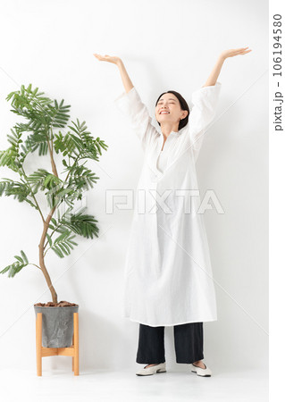 女性 カジュアル 笑顔 女性 カジュアル 笑顔 106194580