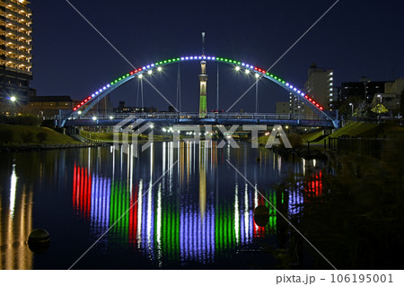 ふれあい橋とクリスマス特別ライティングの東京スカイツリー 106195001