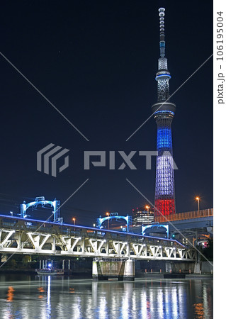 トリコロールカラーの東京スカイツリー 106195004