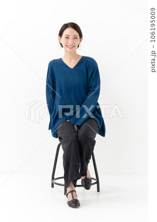 椅子に座る女性　カジュアル　全身 106195009