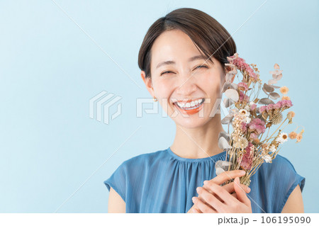 花束を持った女性 106195090