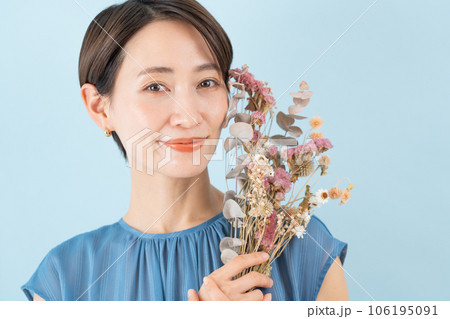 花束を持った女性 106195091