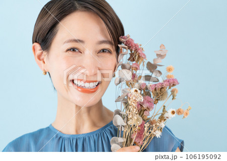 花束を持った女性 花束を持った女性 106195092