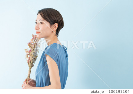 花束を持った女性 106195104