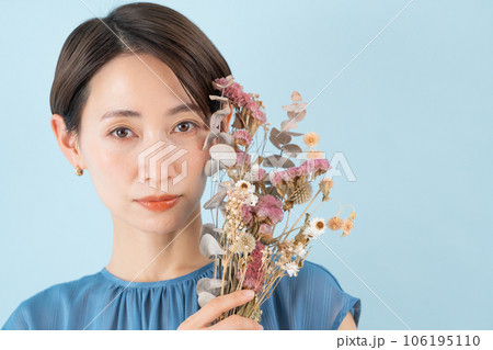 花束を持った女性 花束を持った女性 106195110