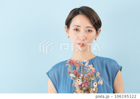 花束を持った女性 106195122