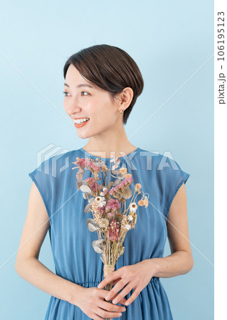 花束を持った女性 106195123