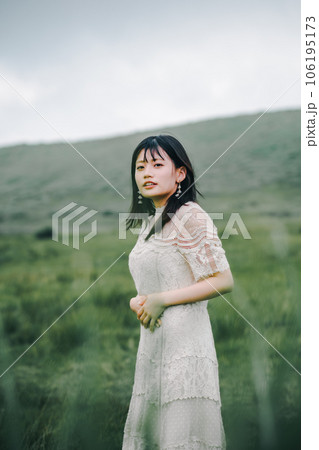 草原と白いワンピースの女性 106195173
