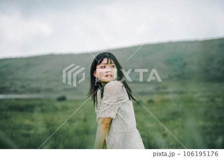 草原と白いワンピースの女性 草原と白いワンピースの女性 106195176