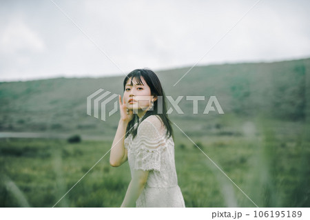 草原と白いワンピースの女性 106195189