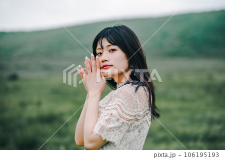 草原と白いワンピースの女性 草原と白いワンピースの女性 106195193