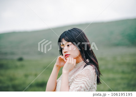 草原と白いワンピースの女性 草原と白いワンピースの女性 106195195