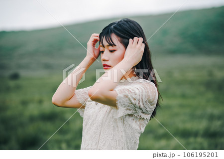草原と白いワンピースの女性 106195201