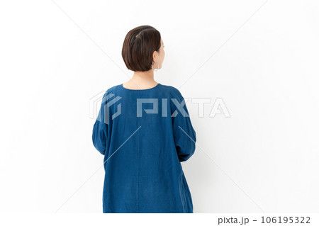 若い女性　カジュアルファッション　後姿 106195322