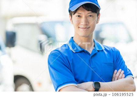 配送するスタッフ　ドライバー　ビジネスマン 106195525