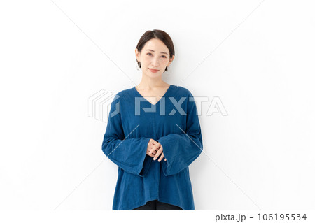 カメラ目線で立つミドル女性　カジュアルファッション 106195534