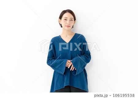 カメラ目線で立つミドル女性　カジュアルファッション 106195538