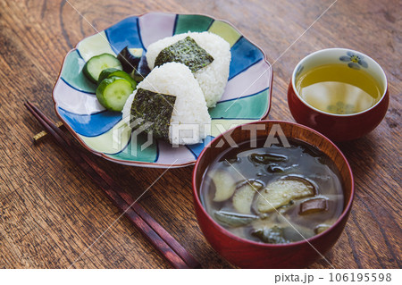 おにぎりと茄子とワカメと玉ねぎのお味噌汁のホームメイドな和朝食 おにぎりと茄子とワカメと玉ねぎのお味噌汁のホームメイドな和朝食 106195598