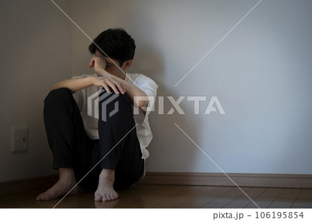 悩むミドル男性 鬱病 落ち込む 悩むミドル男性 鬱病 落ち込む 106195854