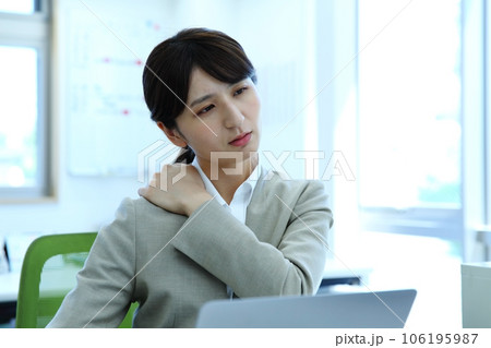 疲れを感じる女性会社員イメージ 疲れを感じる女性会社員イメージ 106195987