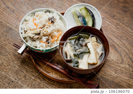 炊き込みご飯と油揚げとワカメとしめじのお味噌汁と茄子のお漬物の和朝食 炊き込みご飯と油揚げとワカメとしめじのお味噌汁と茄子のお漬物の和朝食 106196070