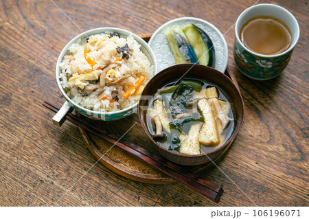 炊き込みご飯と油揚げとワカメとしめじのお味噌汁と茄子のお漬物の和朝食 炊き込みご飯と油揚げとワカメとしめじのお味噌汁と茄子のお漬物の和朝食 106196071