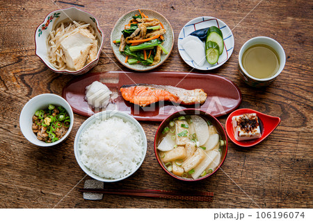 焼き鮭の家庭的な和定食(ごはん・味噌汁・納豆・漬物・冷奴・小鉢) 焼き鮭の家庭的な和定食(ごはん・味噌汁・納豆・漬物・冷奴・小鉢) 106196074