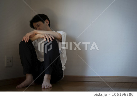 悩むミドル男性 鬱病 落ち込む 悩むミドル男性 鬱病 落ち込む 106196286