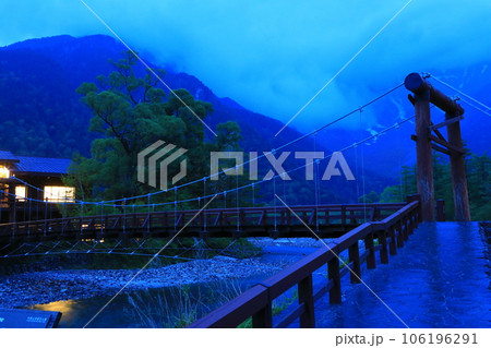 上高地　夕景の河童橋　雲かかる穂高連峰と梓川 106196291