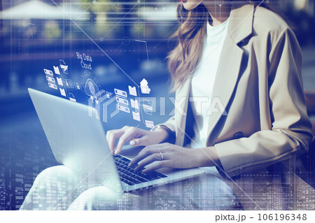 ノートパソコンでクラウドデータにアクセスする女性の手元 ノートパソコンでクラウドデータにアクセスする女性の手元 106196348
