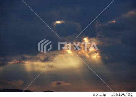 暗雲から射した光芒・夏・望遠・空主体・230806pm 106196400