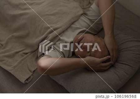 なかなか眠れない男性・体調の悪い男性 なかなか眠れない男性・体調の悪い男性 106196568