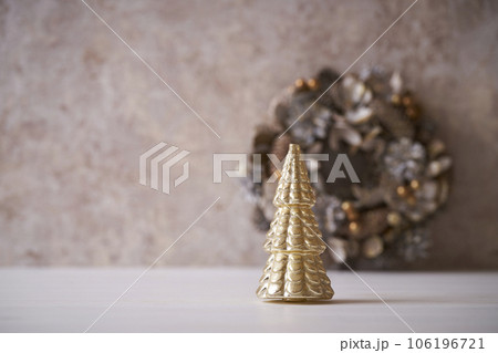 卓上クリスマスツリーとリース クリスマスイメージ 卓上クリスマスツリーとリース クリスマスイメージ 106196721