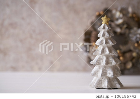 卓上クリスマスツリーとリース クリスマスイメージ 卓上クリスマスツリーとリース クリスマスイメージ 106196742