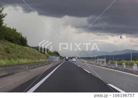高速道路を走行中に現れたゲリラ豪雨の境目　関越道塩沢石打近辺 106196757