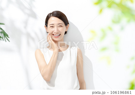 ミドル女性 スキンケア 美容 ミドル女性 スキンケア 美容 106196861