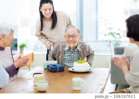 祖父を祝う三世代家族 孫 祖父を祝う三世代家族 孫 106197011