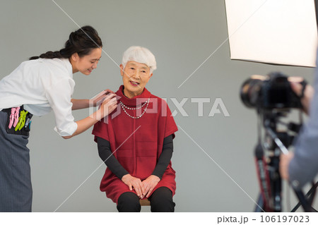 シニア女性とヘアメイク 写真 記念撮影 シニア女性とヘアメイク 写真 記念撮影 106197023