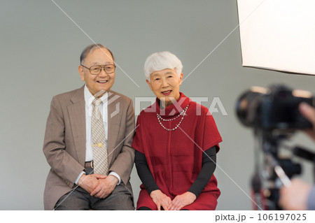 シニア夫婦 記念写真撮影 106197025