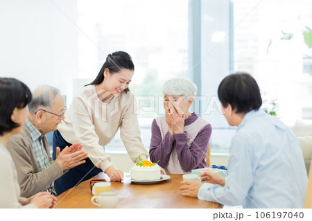 祖母を祝う三世代家族 孫 106197040
